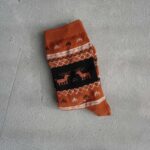 جوراب نخی طرح گوزن زنانه آجری