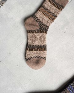 جوراب پشمی مردانه قهوه ای طرح لوزی