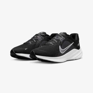 نمای جانبی کفش رانینگ نایکی Quest 5 با لوگوی سفید Swoosh
