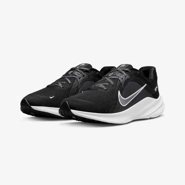 نمای جانبی کفش رانینگ نایکی Quest 5 با لوگوی سفید Swoosh