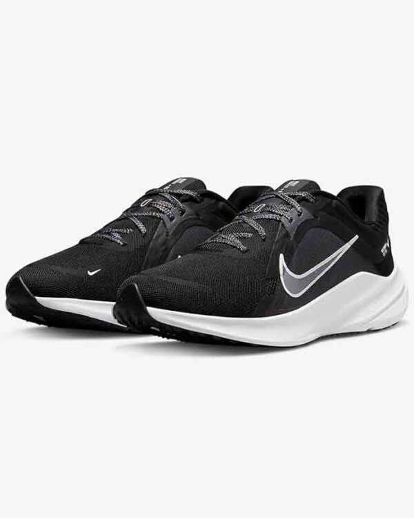 نمای جانبی کفش رانینگ نایکی Quest 5 با لوگوی سفید Swoosh