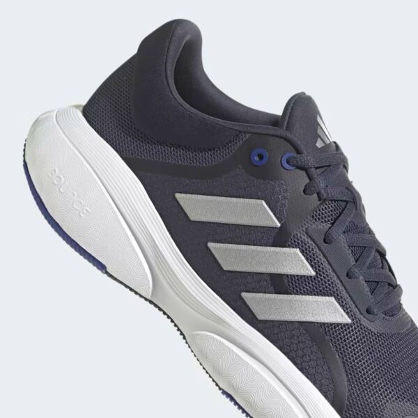 Adidas Response HP5921 نمای جانبی با رویه مش تنفس‌پذیر و زیره رابر شیار‌دار