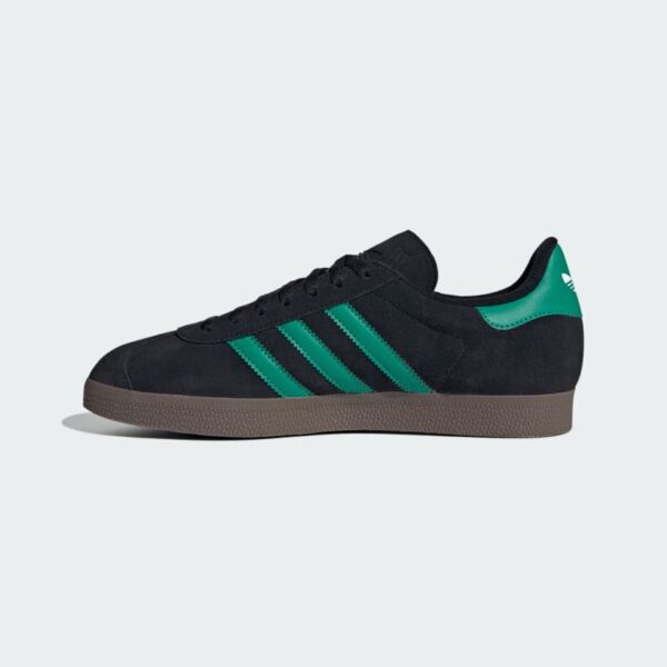 نمای کناری کفش Adidas Gazelle جیر با لوگوی طلایی