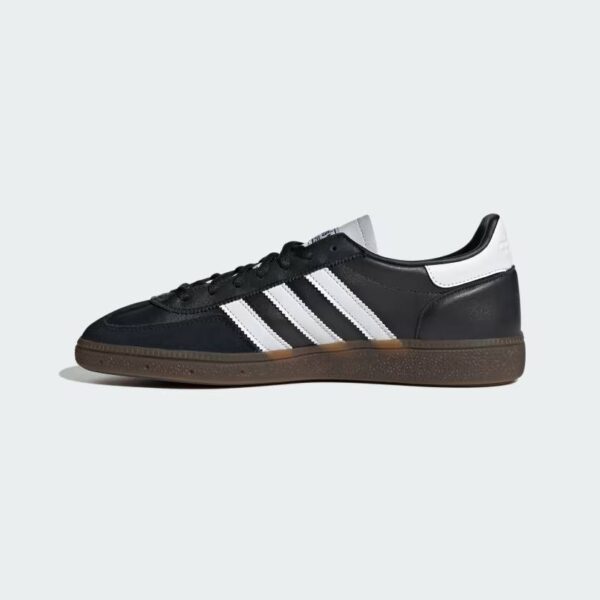 نمای کناری Adidas Handball Spezial IE3402 و نوشته طلایی مدل